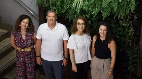 Laleh Mozafari, con gafas, junto a sus directores de tesis en la Escuela de Ingenier&iacute;a Agron&oacute;mica (Foto UPCT)