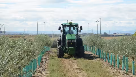 Tractor en un campo de cultivo (Foto MAPA)
