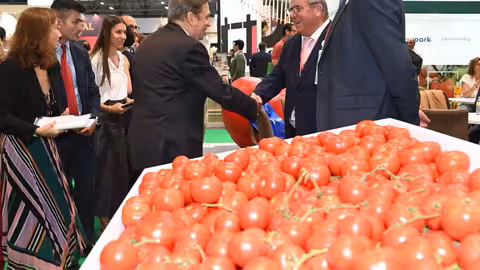 Luis Planas saluda a los expositores de Fruit Attraction 2025 (Foto MAPA)
