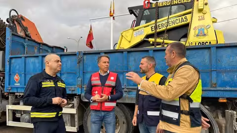 Mart&iacute;nez visitando una zona inundable (Foto Ayuntamiento de Lorca)