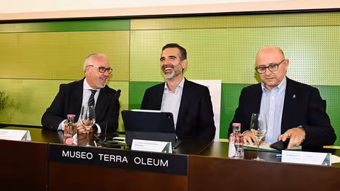 El consejero de Agricultura preside en Meng&iacute;bar (Ja&eacute;n) el aforo de producci&oacute;n del olivar de la campa&ntilde;a 2025-2026 (Foto Junta de Andaluc&iacute;a)