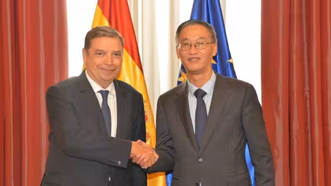El ministro de Agricultura, Pesca y Alimentaci&oacute;n, Luis Planas, se re&uacute;ne con el embajador de la Rep&uacute;blica Popular China, Yao Jing (Foto MAPA)