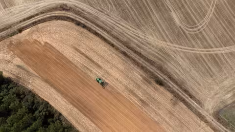 Tractor autoguiado labrando un campo en Palencia (Foto UPA)