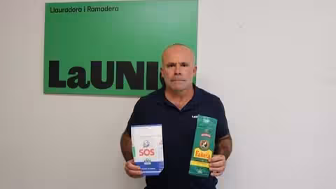 Carles Peris, secretario general de La Uni&oacute;, con dos paquetes de arroz (Foto La Uni&oacute;)
