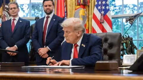 Donald Trump firmando proclamaciones y &oacute;rdenes ejecutivas en la Oficina Oval (Foto Casa Blanca) / Archivo