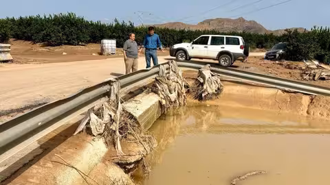 El consejero de Fomento e Infraestructuras, Jorge Garc&iacute;a Montoro, supervisa el estado de la RM-F29 en San Javier, cortada al tr&aacute;fico a causa de las lluvias (Foto CARM)