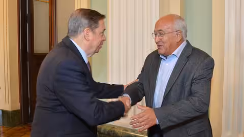 Luis Planas y Miguel Padilla se saludan antes de la reuni&oacute;n con la comisi&oacute;n ejecutiva de la Coordinadora de Organizaciones de Agricultores y Ganaderos (COAG) / Foto MAPA