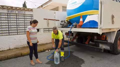 Suministro de agua por un cami&oacute;n cuba en Bah&iacute;a Bella (Foto Ayto Cartagena)