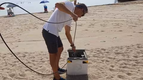 Un investigador de la Universidad Polit&eacute;cnica de Cartagena extrae los datos registrados por uno de los piez&oacute;metros ubicado en Los Alc&aacute;zares (Foto CARM) Archivo