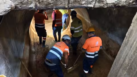 Operarios realizan trabajos de limpieza en el canal de abastecimiento afectado por la DANA Alice (Foto MCT)