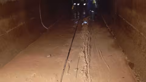 Operarios limpian el canal de abastecimiento lleno de barro tras el paso de la DANA Alice (Foto MCT)