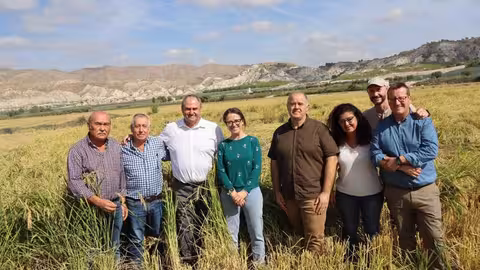 Mart&iacute;nez Liz&aacute;n visita el coto arrocero de Las Minas en Hell&iacute;n (Foto Gobierno de CLM)