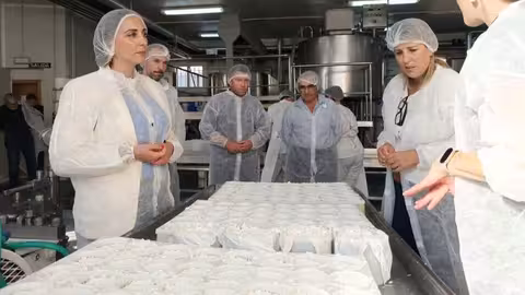 Sara Rubira y Noelia Arroyo en la visita a la cooperativa 'Coagacart' (Foto CARM)
