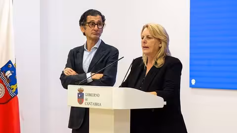 De izquierda a derecha: el director general de Ganader&iacute;a y la consejera de Desarrollo Rural. (Foto Miguel L&oacute;pez/Gobierno de Cantabria)