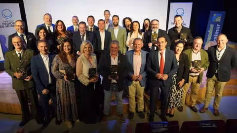 Autoridades y galardonados de los Premios Ruralmur 2025 (Foto CARM)