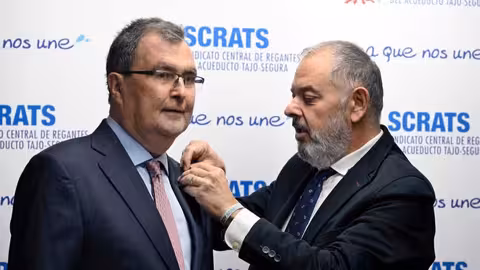 Jos&eacute; Ballesta recibe la insignia de oro del Scrats de manos de su presidente Lucas Jim&eacute;nez (Foto Ayuntamiento de Murcia)