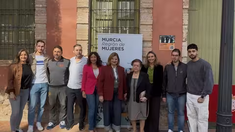 Acto de colocaci&oacute;n de una placa como homenaje a las mujeres conserveras de Alcantarilla (Foto CARM)