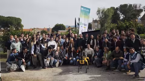 Foto de Familia de la C&aacute;tedra SIPCAM UCO y ETSIAM - Universidad de C&oacute;rdobaen la jornada de campo del Foto Datagri en el Imida (Imagen @CatedraSipcam en X)