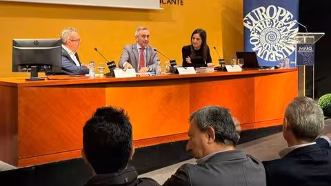 Barrachina en un encuentro con regantes y alcaldes afectados por los recortes del trasvase Tajo-Segura (Foto Generalitat Valenciana)