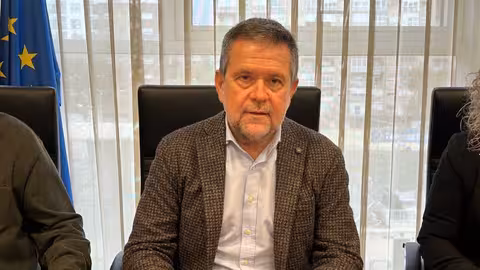 El presidente de la Comunidad de Regantes de Lorca, Juan Mar&iacute;n, antes de comparecer en la Comisi&oacute;n de Comisi&oacute;n Especial de Estudio sobre la situaci&oacute;n del
trasvase Tajo-Segura tras las &uacute;ltimas medidas anunciadas por el Miteco (Foto Asamblea Regional)