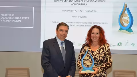 Luis Planas entrega el premio Jacumar de investigaci&oacute;n a la Fundaci&oacute;n Azti (Foto MAPA)