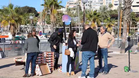 Reparto de uva de mesa a cruceristas en el puerto de Cartagena (Foto APC)