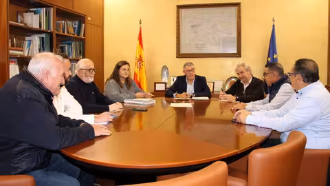 Urrea se re&uacute;ne con representantes de las Comunidades de Regantes de Alhama de Murcia y Totana (Foto CHS)