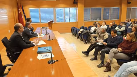 Reuni&oacute;n con los responsables veterinarios de empresas porcinas, ADS y Oficinas Comarcales Agrarias, entre otros, para revisar los protocolos ante la peste porcina africana (Foto CARM)