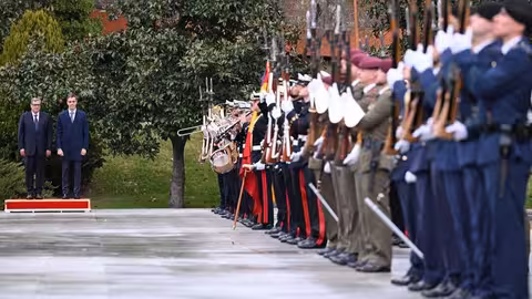 El presidente del Gobierno, Pedro S&aacute;nchez, recibe con honores militares al primer ministro de Marruecos, Aziz Akhannouch, en La Moncloa (Foto Pool Moncloa/Borja Puig de la Bellacasa. La Moncloa, Madrid)