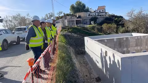 Fern&aacute;ndez-Pacheco durante su visita a las obras en Almu&ntilde;&eacute;car y Jete, en la Costa Tropical de Granada (Foto Junta de Andaluc&iacute;a)