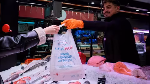 Entrega de las compras en pescader&iacute;as tradicionales en bolsas compostables (Foto Amipemur)