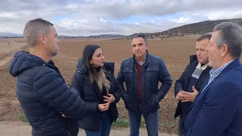 Rubira junto a representantes de las organizaciones agrarias durante su visita a un campo de cereal en Caravaca de la Cruz (Foto CARM)
