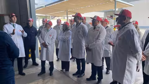 Fern&aacute;ndez-Pacheco visita la sede central de Trops en V&eacute;lez-M&aacute;laga (Foto Junta de Andaluc&iacute;a)