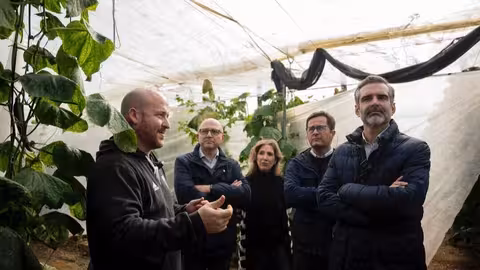Visita del consejero de Agricultura, Pesca, Agua y Desarrollo Rural, Ram&oacute;n Fern&aacute;ndez-Pacheco, a una explotaci&oacute;n agr&iacute;cola de El Ejido (Almer&iacute;a) afectada por el temporal (Foto Junta de Andaluc&iacute;a)