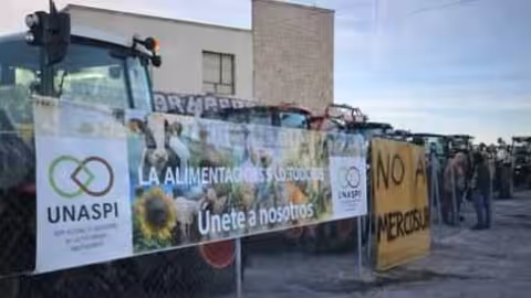 Protesta de agricultores contra el acuerdo UE-Mercosur en Valencia convocada por Unaspi (Foto llauradorsiramaders)