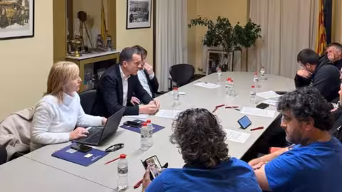 &Ograve;scar Ordeig se re&uacute;ne con miembros de Revolta Pagesa (Foto Generalitat de Catalu&ntilde;a)