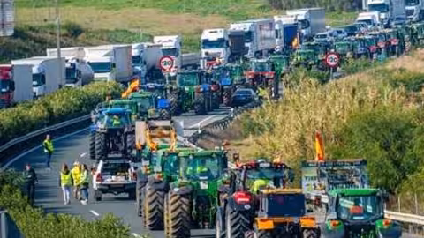 Carretera cortada por tractores por una protesta agraria (Foto Fenadismer)
