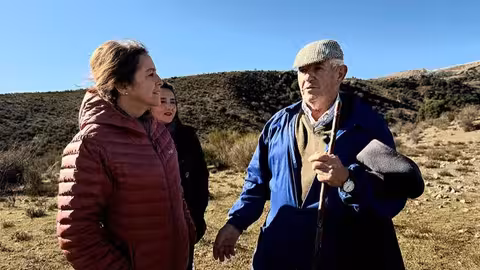 Catalina Garc&iacute;a en Santiago-Pontones, con un pastor del Parque Natural de las Sierras de Cazorla, Segura y Las Villas (Foto Junta de Andaluc&iacute;a)