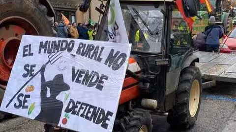 Tractor con cartel El Mundo rural no se vende (Foto UCCL)