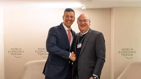 Santiago Pe&ntilde;a con el grupo BID en Foro de Davos (Foto Presidencia de Paraguay)