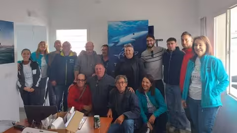 Taller participativo con pescadores artesanales, marrajeros y de arrastre de la Cofrad&iacute;a de Pescadores de San Pedro del Pinatar sobre el protocolo de manipulaci&oacute;n y liberaci&oacute;n de condrictios (Foto Proyecto TIRRAQUIS)