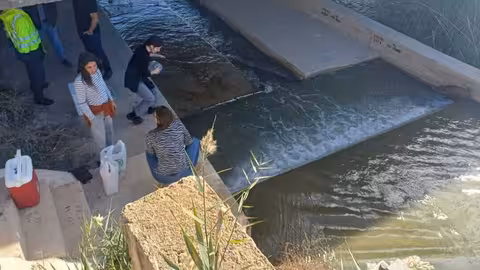 Algunos interesados en desarrollar el proyecto 'Recupera' el d&iacute;a en que se acercaron a la Rambla del Albuj&oacute;n a tomar muestras y registrar datos (Foto CARM) Archivo