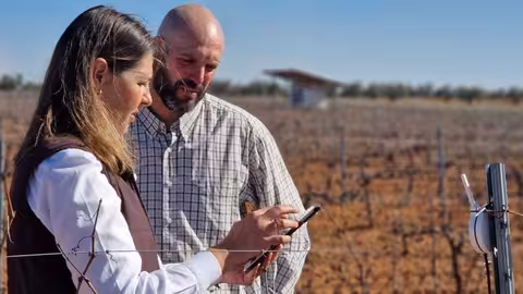 Agricultores introduciendo datos en su cuaderno digital desde su explotaci&oacute;n (Foto UPA)