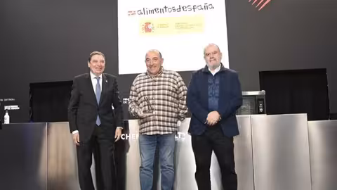 Luis Planas entrega el premio Alimentos de Espa&ntilde;a a la Defensa del Producto al chef Jos&eacute; Gord&oacute;n por su compromiso con el mundo rural y la gastronom&iacute;a espa&ntilde;ola (Foto MAPA)