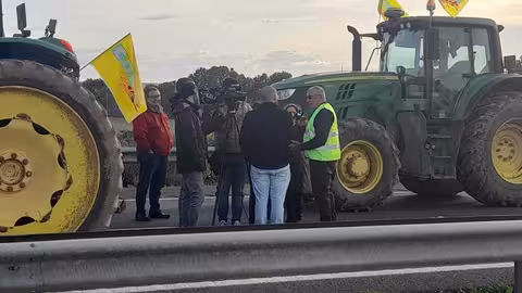 Protesta de agricultores 'Sobran los motivos' corte autov&iacute;a Murcia-Cartagena (Foto J.A.G&ordf; Cuestas)
