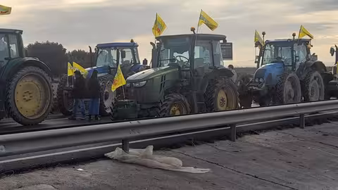 Protesta de agricultores 'Sobran los motivos' corte autov&iacute;a Murcia-Cartagena (Foto J.A.G&ordf; Cuestas)