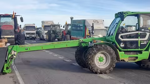 Protesta de agricultores 'Sobran los motivos' corte autov&iacute;a Murcia-Cartagena (Foto J.A.G&ordf; Cuestas)