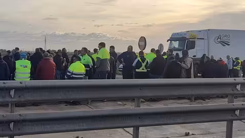 Protesta de agricultores 'Sobran los motivos' corte autov&iacute;a Murcia-Cartagena (Foto J.A.G&ordf; Cuestas)