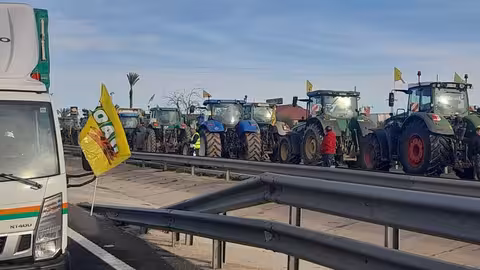 Protesta de agricultores 'Sobran los motivos' corte autov&iacute;a Murcia-Cartagena (Foto J.A.G&ordf; Cuestas)