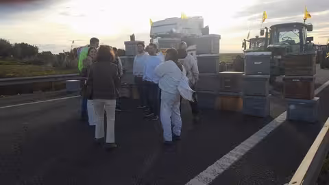 Protesta de agricultores 'Sobran los motivos' corte autov&iacute;a Murcia-Cartagena (Foto J.A.G&ordf; Cuestas)